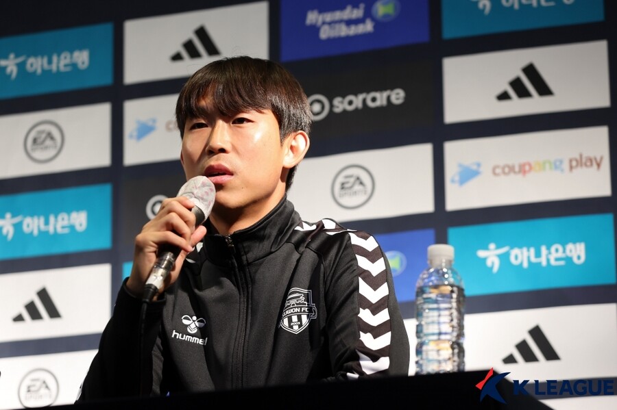 ▲ 수원FC 주장 완장을 찬 윤빛가람 ⓒ한국프로축구연맹