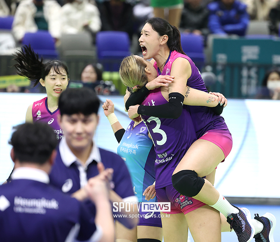 김연경 22점 날았다…흥국생명 1위 눈앞, 현대건설 셧아웃 완파 [SPO 수원]