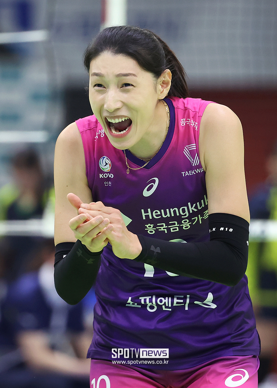 "어려울 거 알았잖아" 김연경, 감독 공석 채우는 '차분한 리더십'