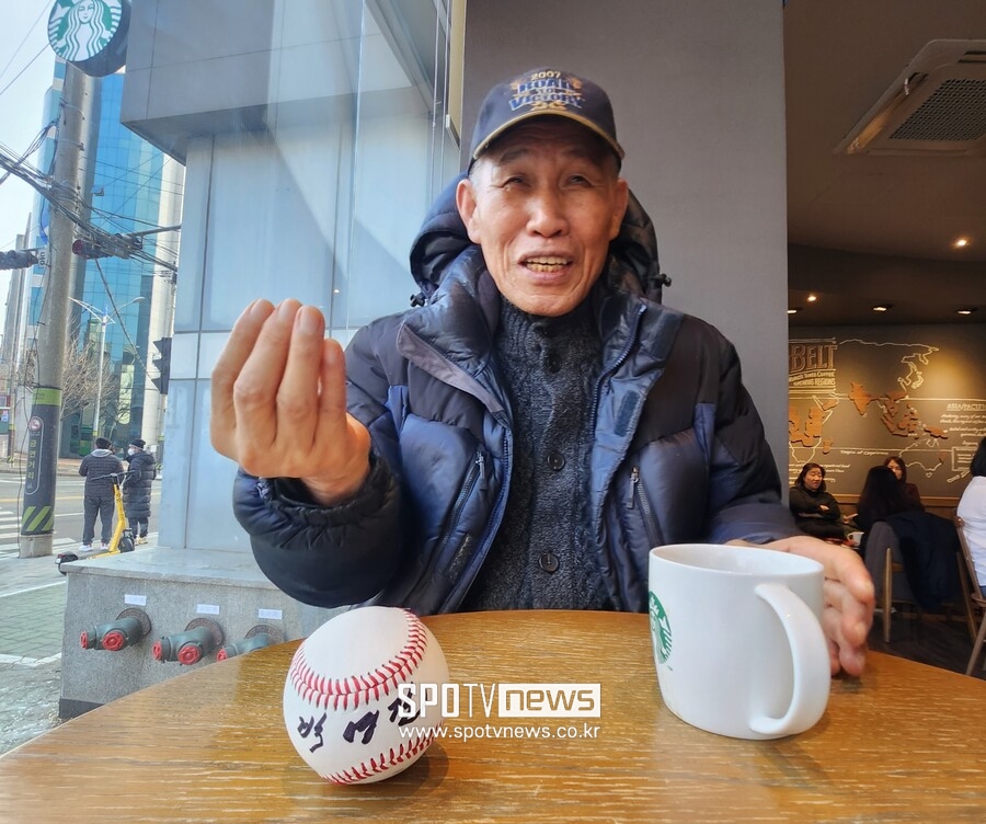 ▲ 박영길 전 감독이 서울의 한 커피집에서 1984년 삼성 시절 '져주기 게임'을 통해 롯데를 한국시리즈 파트너로 삼은 뒷얘기를 전하고 있다. ⓒ곽혜미 기자