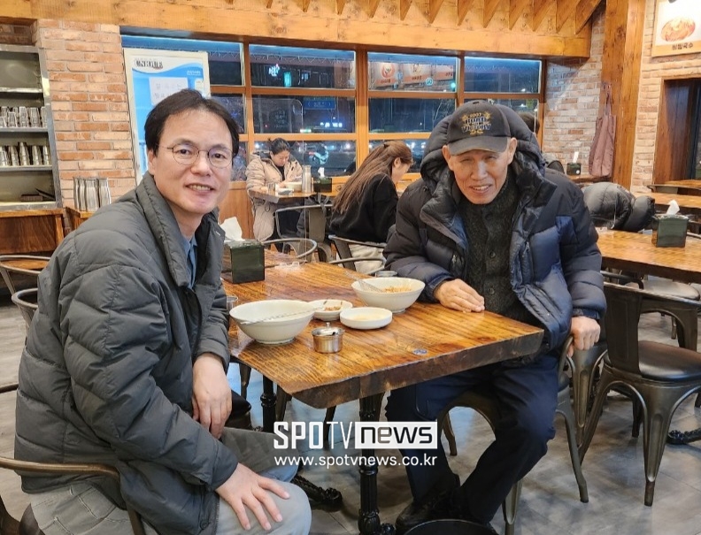 ▲ 원로 야구인 박영길 전 감독은 점심 생태탕에 이어 커피숍, 저녁 비빔국수까지 먹으며 약 9시간 대화를 하면서도 지친 기색 없이 왕성한 체력을 과시했다.오히려 인터뷰를 하러 나간 기자가 지칠 정도였다. ⓒ이재국 전문위원