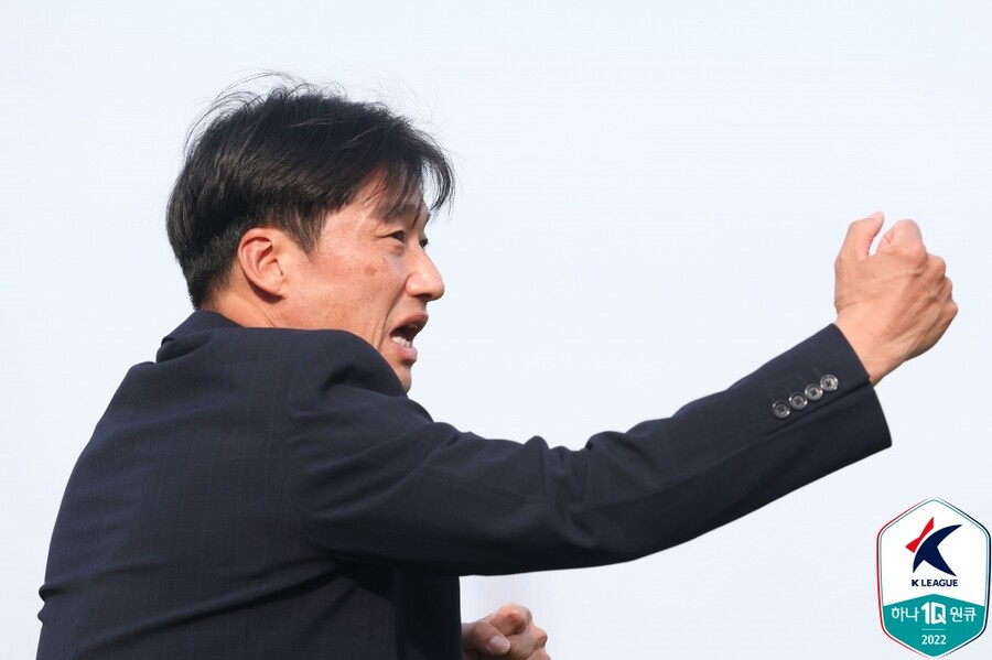 ▲ 이정효 감독은 실리 축구가 아닌 강하게 맞서며 이기는 공격 축구를 다시 말했다. ⓒ한국프로축구연맹