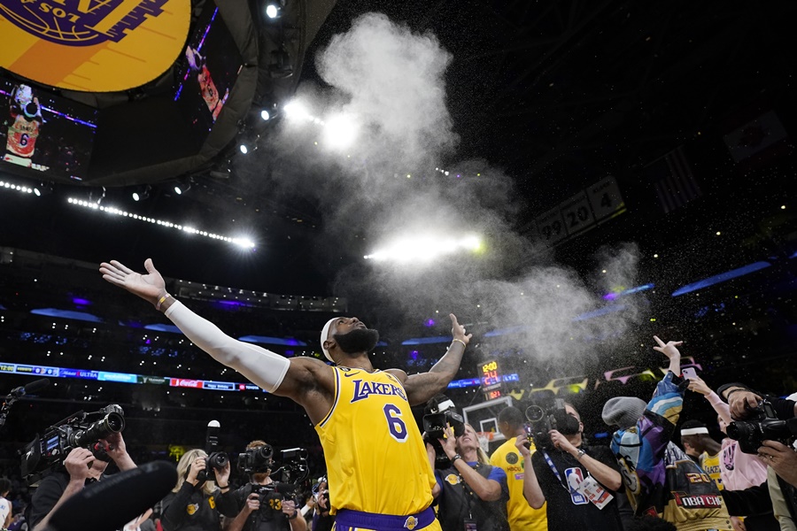 르브론, NBA 역대 최다득점 1위 등극…압둘자바 넘었다