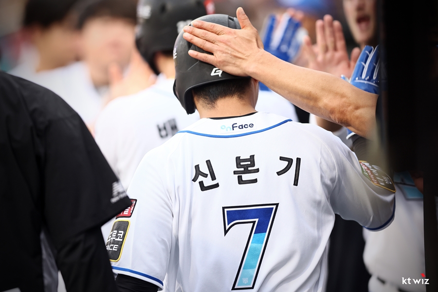 ▲ kt 위즈 내야수 신본기가 올 시즌을 앞두고 56번으로 등번호를 교체했다. 올해 7번 신본기는 보기 힘들 전망이다. ⓒkt 위즈