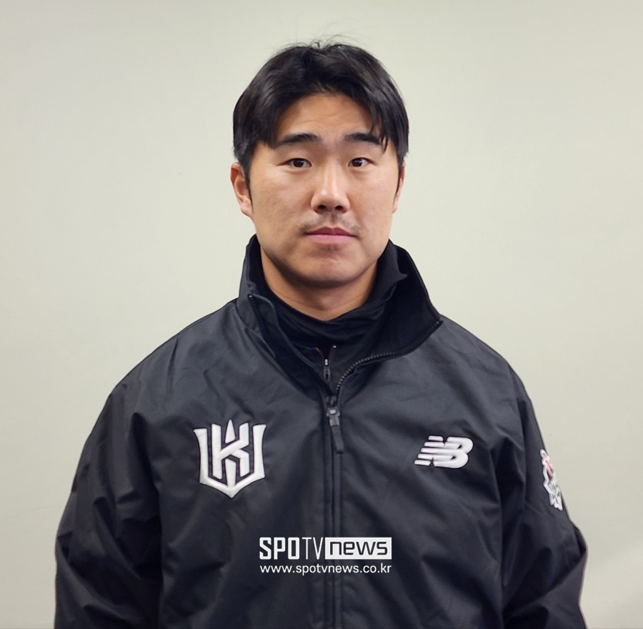 ▲ 인터뷰 중인 kt 위즈 내야수 신본기. ⓒ익산, 박정현 기자