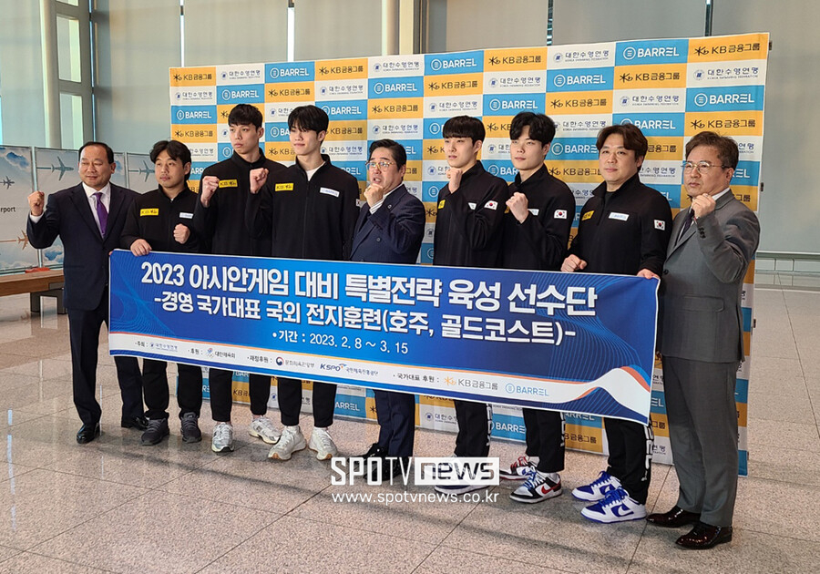 ▲ 2023시즌 아시안게임 단체전 대비 특별전략 육성선수단이 호주 출국을 앞두고 인천국제공항에서 파이팅을 외치고 있다. ⓒ인천국제공항, 조영준 기자