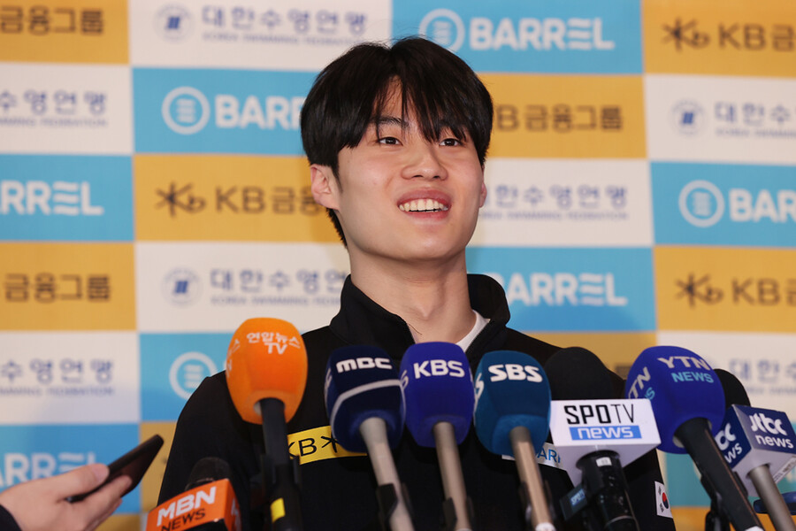 ▲ 황선우가 호주 출국을 앞두고 인천국제공항에서 인터뷰를 하고 있다. ⓒ연합뉴스