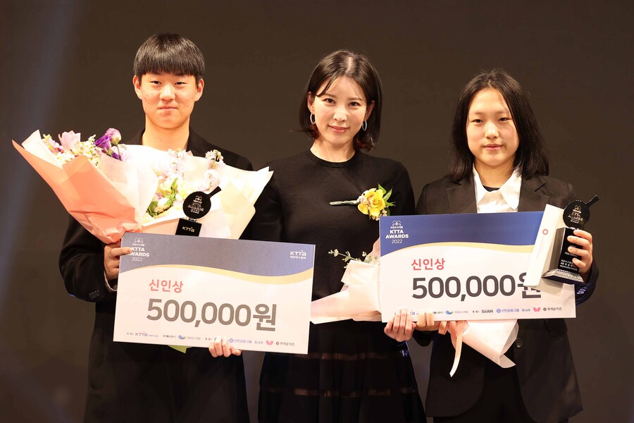 ▲ 신인상 받은 오준성(왼쪽), 김성진(오른쪽)과 채문선 탁구협회 부회장 ⓒ대한탁구협회