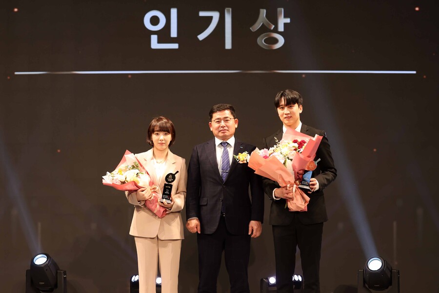 ▲ 인기상을 수상한 서효원(왼쪽)과 정영식(오른쪽) ⓒ대한탁구협회