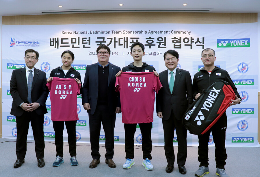 ▲ 8일 서울 올림픽파크텔에서 대한배드민턴협회는 요넥스와 후원협약을 체결했다. 왼쪽부터 와타루 히로카와 요넥스 해외영업본부장, 안세영, 김택규 대한배드민턴협회장, 최솔규, 김철웅 동승통상 대표, 김학균 대표팀 감독 ⓒ대한배드민턴협회