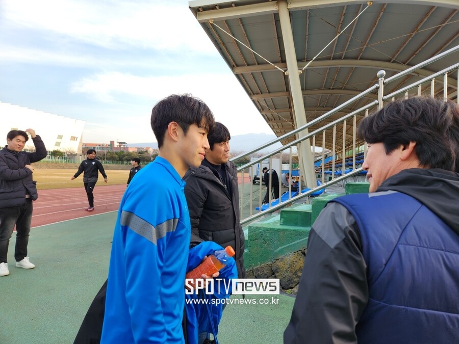 [SPO 현장]수원 훈련에 깜짝 등장 서정원 감독, 얼어버린 막내아들