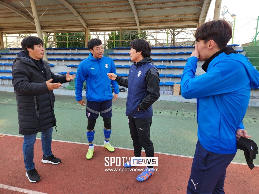 ▲ 수원 삼성의 제주 전지훈련에 깜짝 등장한 서정원 감독, 막내 아들 서동한을 조용히 격려했다(사진 위). 이병근 감독, 염기훈, 김보경과도 담소를 나눴다(사진 아래).