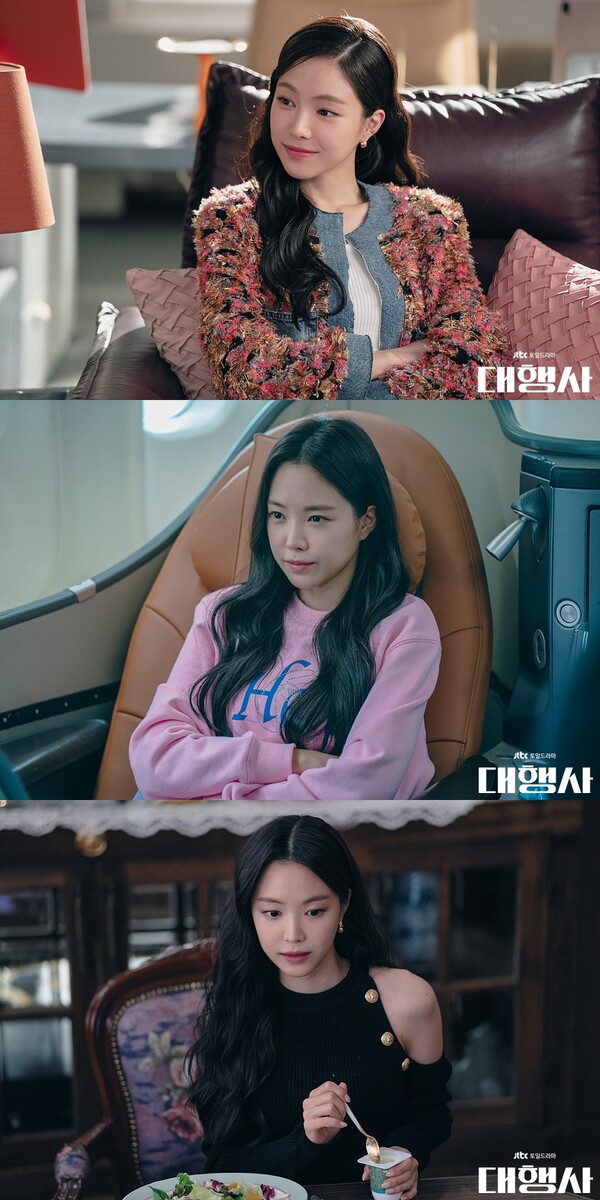 ▲ 손나은은 '대행사'에서 어떤 의상을 입어도 훌륭하게 소화해내면서 뛰어난 패션 감각을 보여준다. 위로부터 돌체앤가바나 메탈릭 자카드 재킷, 아임 소리 바이 페트라 콜린스의 익스클루시브 핑크 헬프 스웨트 셔츠, 발망 숄더 버튼 컷아웃 드레스. 제공|SLL