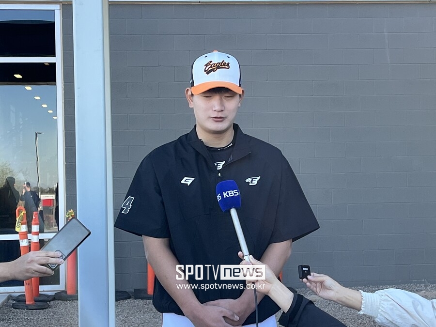 ▲ 취재진을 통해 팬들과 선수단에 사과하는 김서현 ⓒ김성철 기자