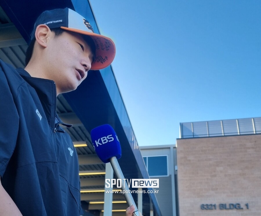 ▲ 모자에 많은 반성 글귀를 써놓은 한화 김서현 ⓒ김태우 기자