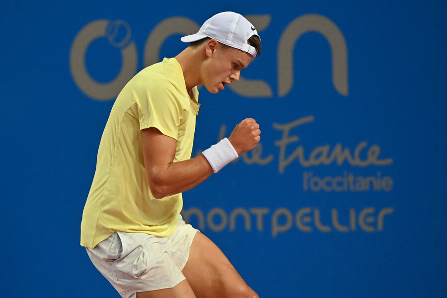 ▲ 홀게르 루네가 2023년 ATP 투어 몽펠리에 오픈 단식 8강전에서 득점을 올린 뒤 주먹을 불끈 쥐고 있다. ⓒ연합뉴스/AP