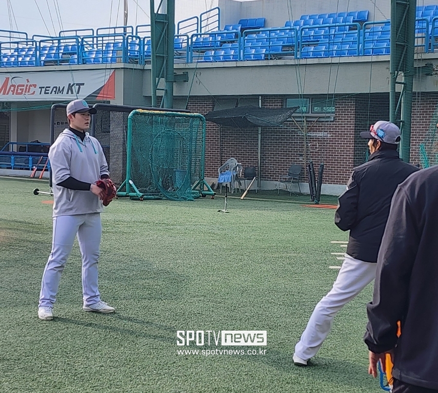 ▲ 스즈키 코치(오른쪽)가 포수 정우성에게 송구 자세를 알려주고 있다. ⓒ익산, 박정현 기자