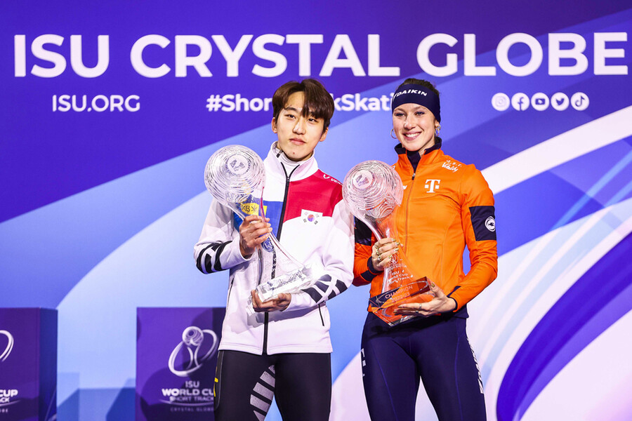 ▲ 2022~2023 시즌 ISU 쇼트트랙 월드컵 남녀부 종합 우승을 차지한 박지원(왼쪽)과 수잔 스휠팅 ⓒ연합뉴스/AP