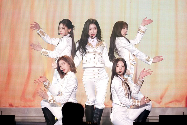 ▲ 12일 팬미팅에서 공연을 벌이는 있지. 제공|JYP엔터테인먼트
