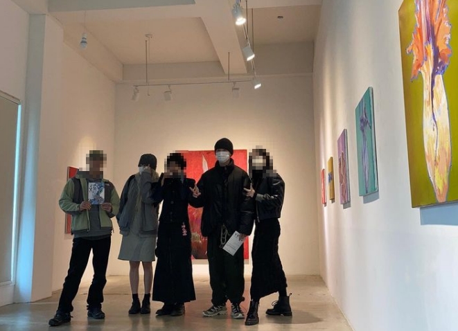 ▲ 전시회에 방문한 현아(왼쪽), 던. 출처| 산채 인스타그램