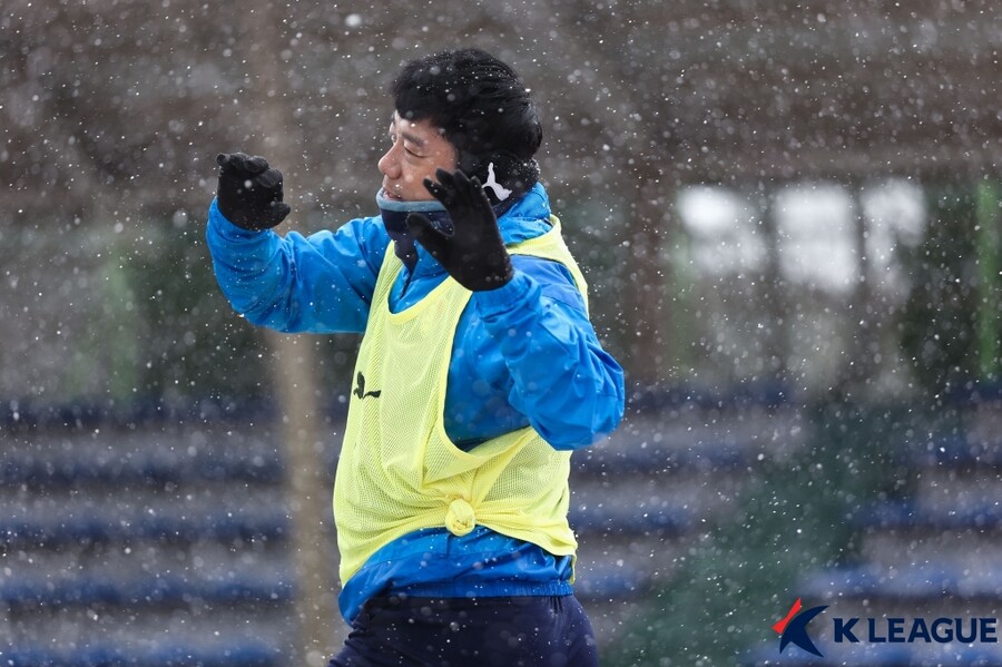 ▲ 눈 내리는 제주 서귀포에서 훈련에 열중하는 염기훈. ⓒ한국프로축구연맹