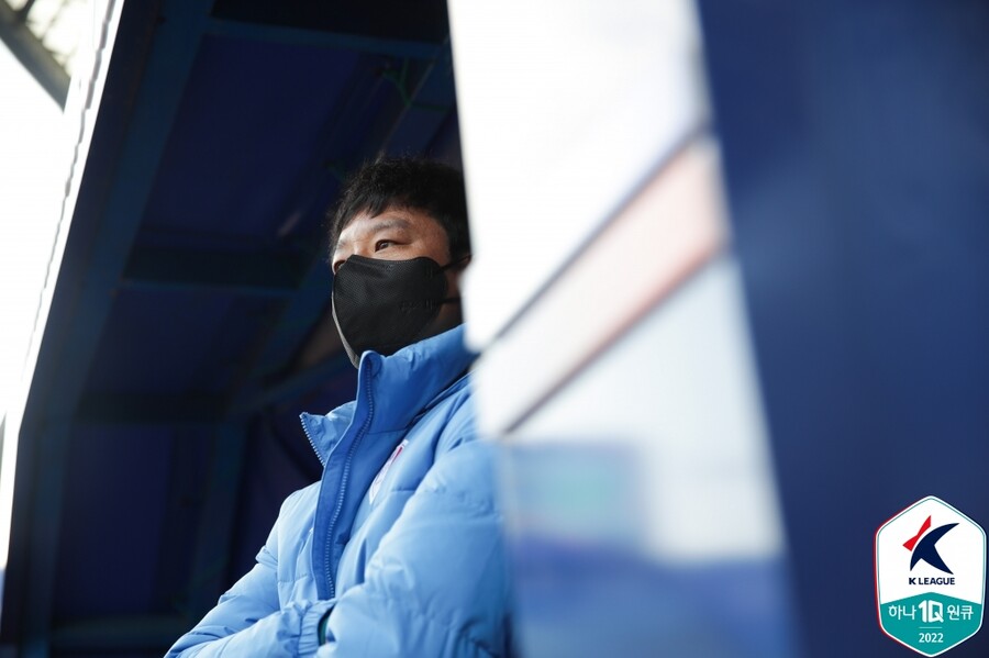 ▲ FC안양과의 승강 플레이오프를 초조하게 봤던 염기훈 ⓒ한국프로축구연맹