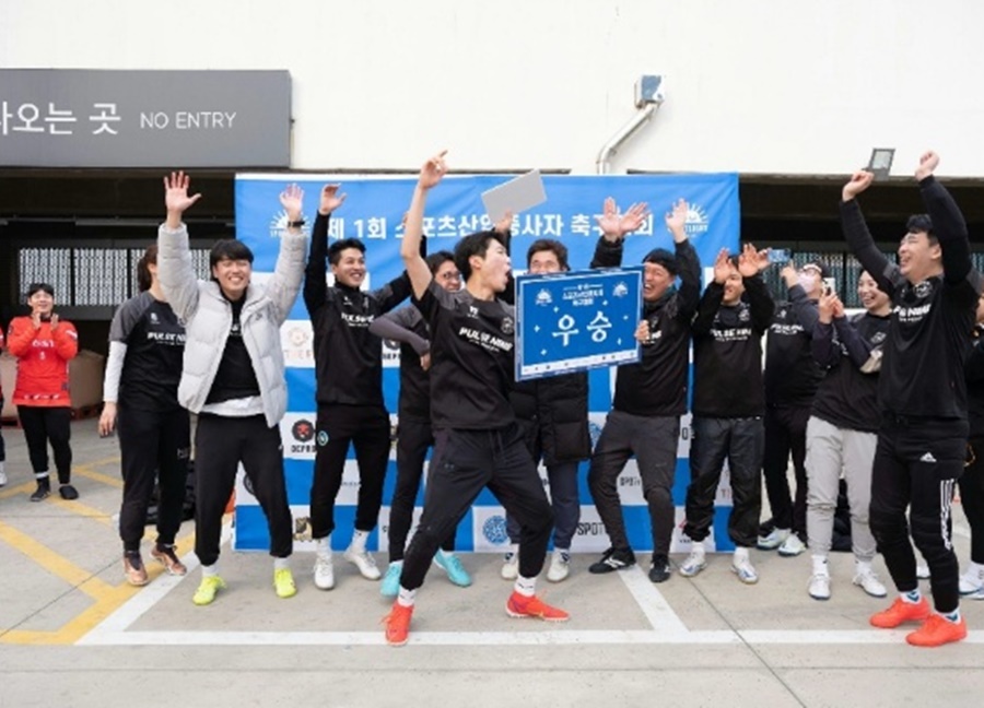 ▲ 제1회 스포츠산업종사자 축구대회가 지난 11일 서울 더에프필드에서 성료했다. 사진은 초대 대회 우승을 거머쥔 더에프.