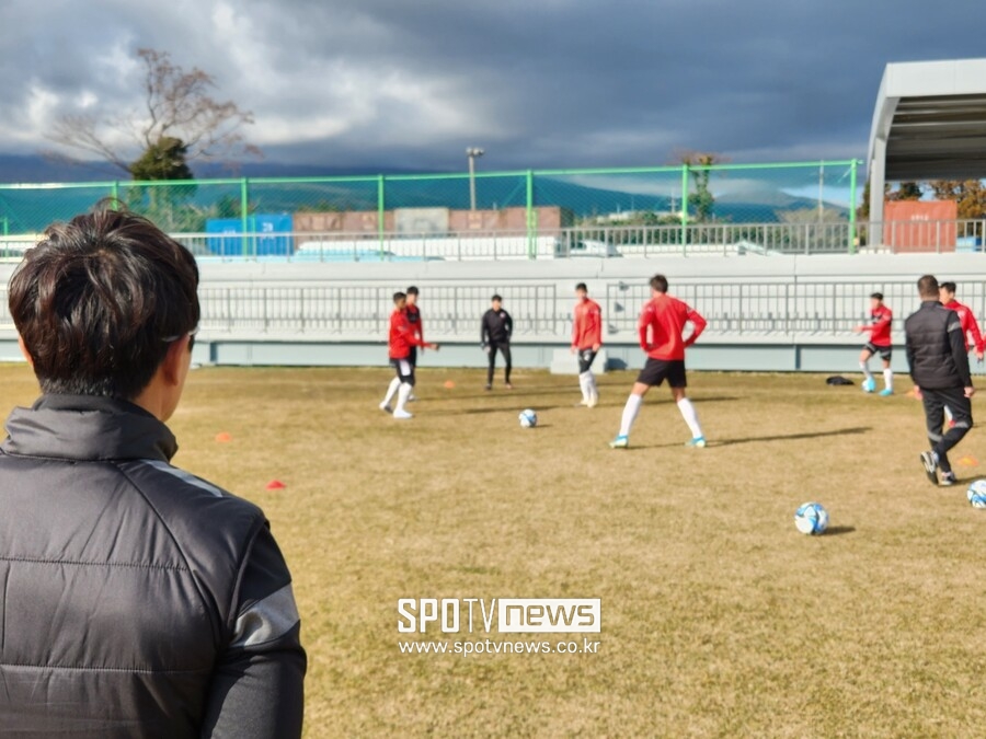 ▲ 훈련에 열중하는 포항 스틸러스 선수들을 지켜보는 김기동 감독
