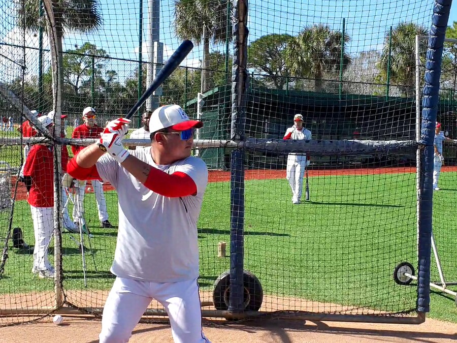 ▲SSG 랜더스 신인 김건웅이 미국 플로리다주 베로비치에서 진행 중인 스프링캠프에서 타격 훈련을 하고 있다. ⓒSSG 랜더스