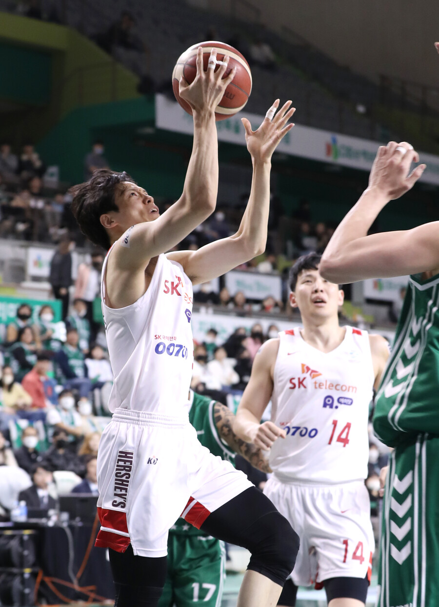 SK-현대모비스 나란히 승리 합창, 공동 3위…2위 LG와 2경기 차