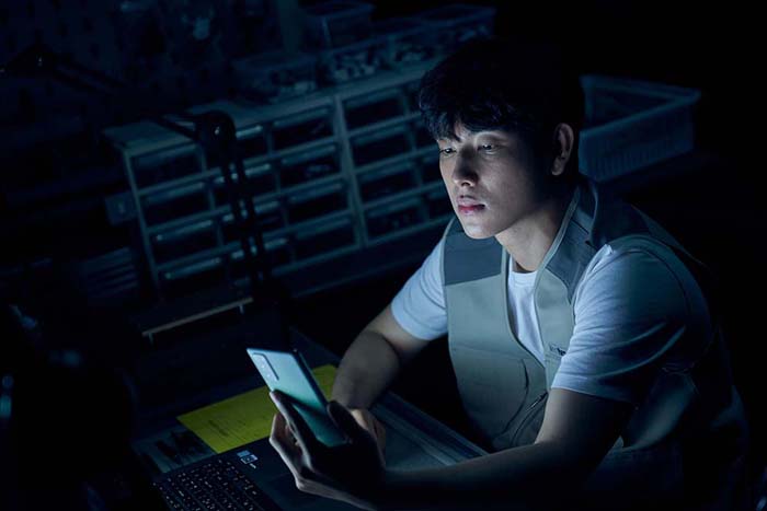 ▲  영화 ‘스마트폰을 떨어뜨렸을 뿐인데’의 한 장면 | 출처 = 넷플릭스