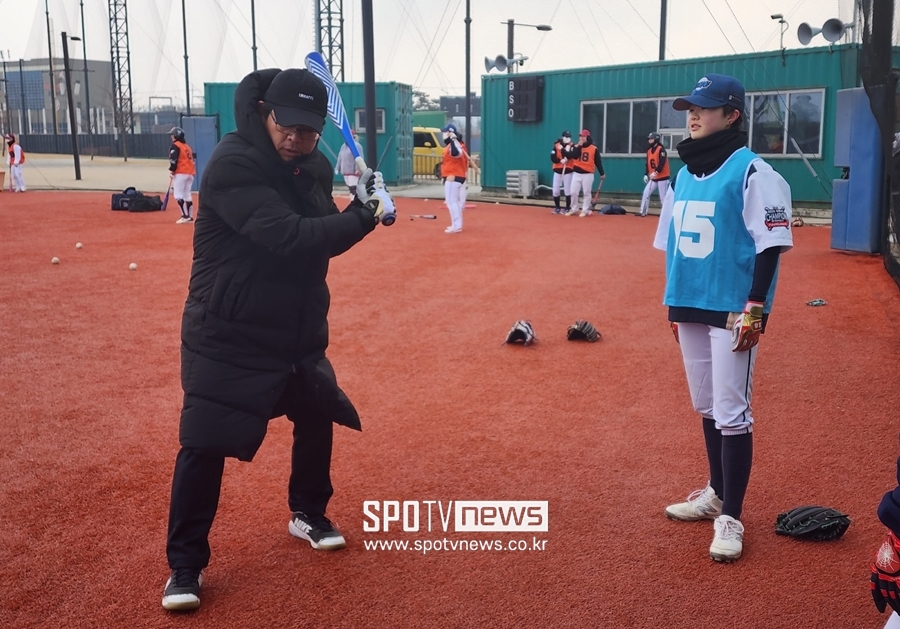 ▲ 양상문 여자야구 대표팀 감독(왼쪽)이 선수들의 훈련을 돕고 있다. ⓒ화성, 박정현 기자