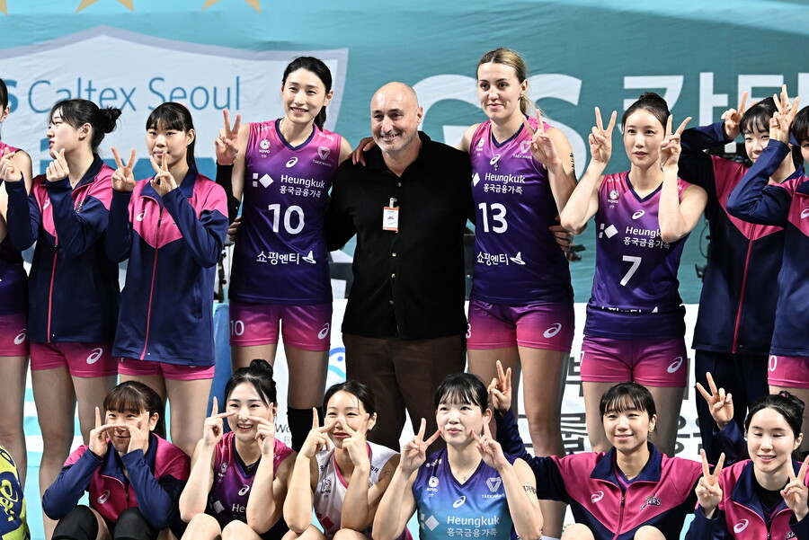 ▲ 김연경을 비롯한 흥국생명 선수들과 아본단자 감독이 기념 촬영을 하고 있다. ⓒKOVO