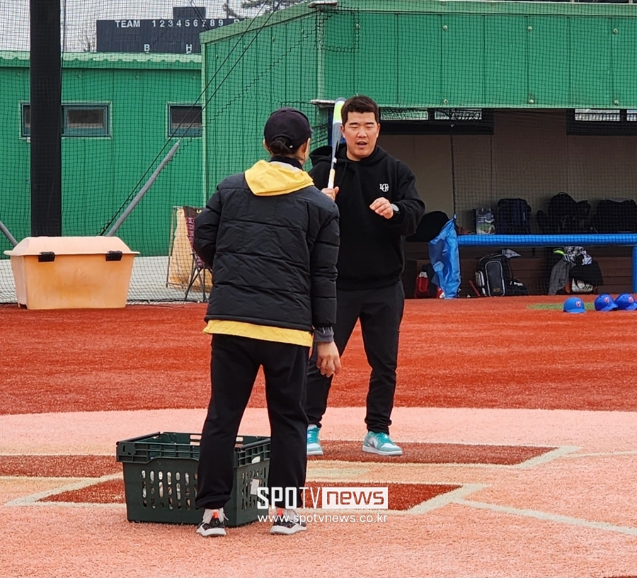 ▲ 정근우 코치가 선수들을 위한 펑고를 치고 있다. ⓒ화성, 박정현 기자