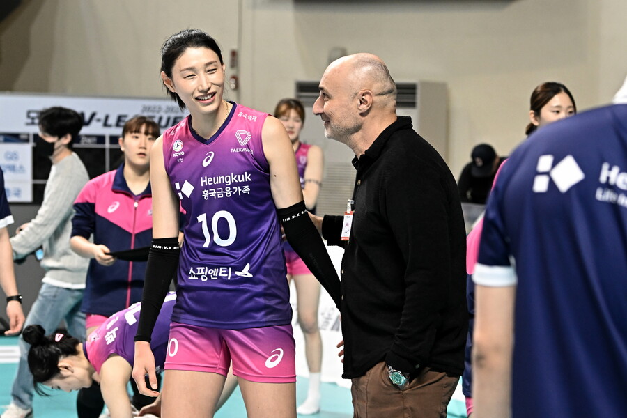 ▲ 김연경과 아본단자 감독 ⓒKOVO