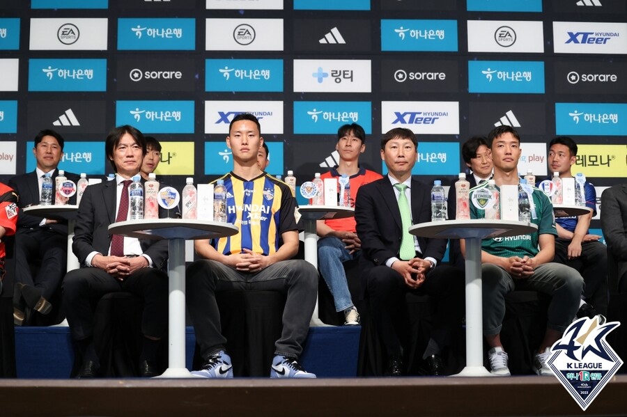 ▲ 지난해 상위 스플릿으로 향했던 6팀은 앞줄에 위치했다. ⓒ한국프로축구연맹