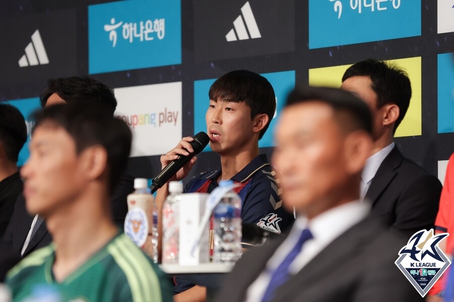 ▲ K리그 미디어데이에서 다수 구단 감독의 관심을 받은 윤빛가람 ⓒ한국프로축구연맹