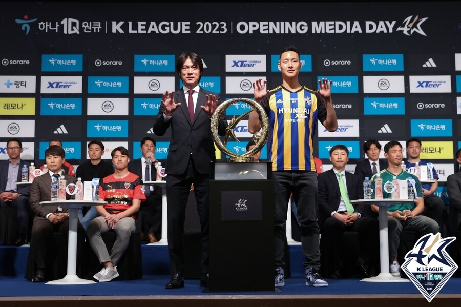 ▲ 디펜딩 챔피언 울산 현대의 홍명보 감독과 수비수 정승현. ⓒ한국프로축구연맹