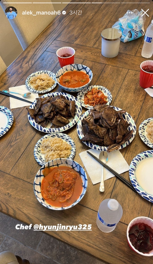 ▲ 류현진과 갈비, 김치찌개를 곁들인 저녁 식사를 한 알렉 마노아  ⓒ스포츠타임