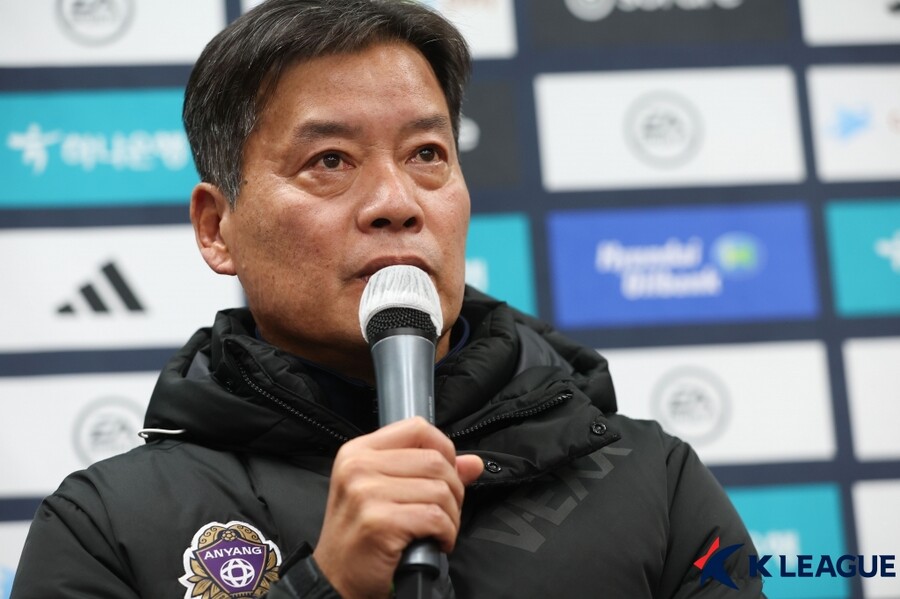 ▲ FC안양은 지난해 승강 플레이오프에서 수원 삼성 오현규(사진 위)에게 결승골을 내주며 아깝게 패배, K리그1 승격에 실패했다. 이우형 감독(사진 아래)은 올해 수원을 다시 만나면 자신 있다는 마음을 표현했다.  ⓒ한국프로축구연맹