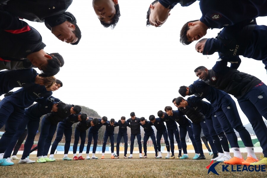 ▲ 청주FC를 지휘하는 최윤겸 감독이 현실적 목표로 9위를 제시했다. ⓒ한국프로축구연맹