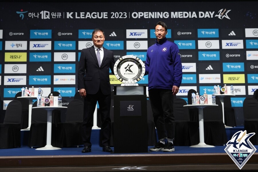 ▲ 청주FC를 지휘하는 최윤겸 감독이 현실적 목표로 9위를 제시했다. ⓒ한국프로축구연맹