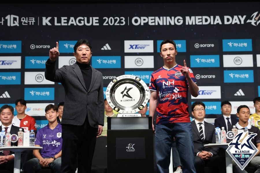 ▲ 김천 상무 성한수 감독대행과 이영재(왼쪽부터). ⓒ한국프로축구연맹