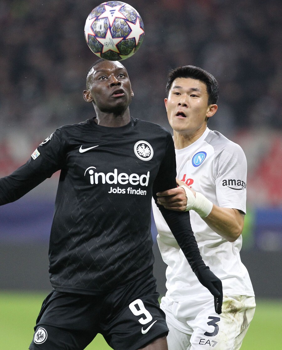 ▲ 김민재(오른쪽)가 22일 UEFA 챔피언스리그 16강 1차전에서 콜로 무아니(왼쪽)와 볼 다툼을 하고 있다 ⓒ연합뉴스/AFP