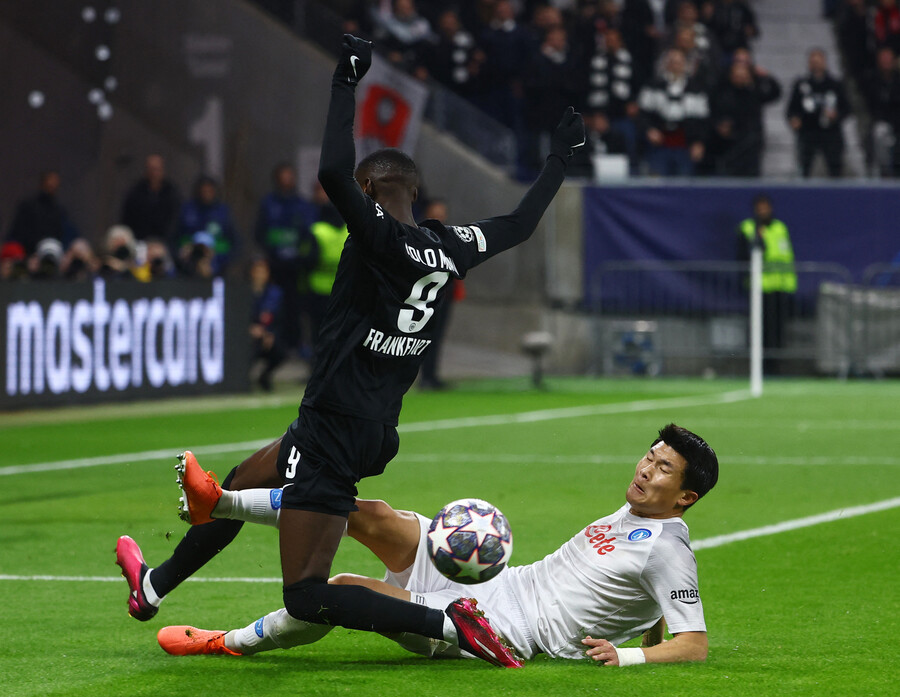 ▲ 김민재(오른쪽)가 22일 UEFA 챔피언스리그 16강 1차전 프랑크푸르트전에서 슬라이딩 태클로 공격을 막고 있다 ⓒ연합뉴스/로이터