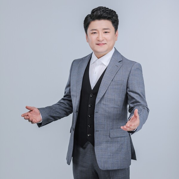 ▲ 전북 완주군 학생들에게 장학금을 전달한 현진우. 제공|KDH엔터테인먼트