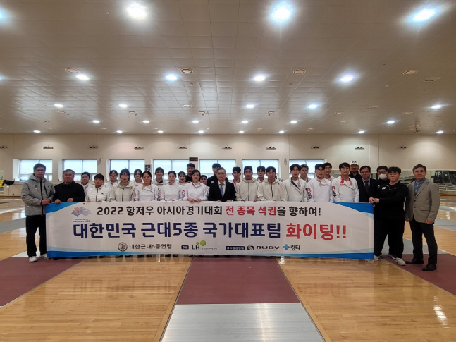 ▲ 대한근대5종 국가대표 선수단과 이한준 대한근대5종연맹 회장(가운데) ⓒ대한근대5종연맹