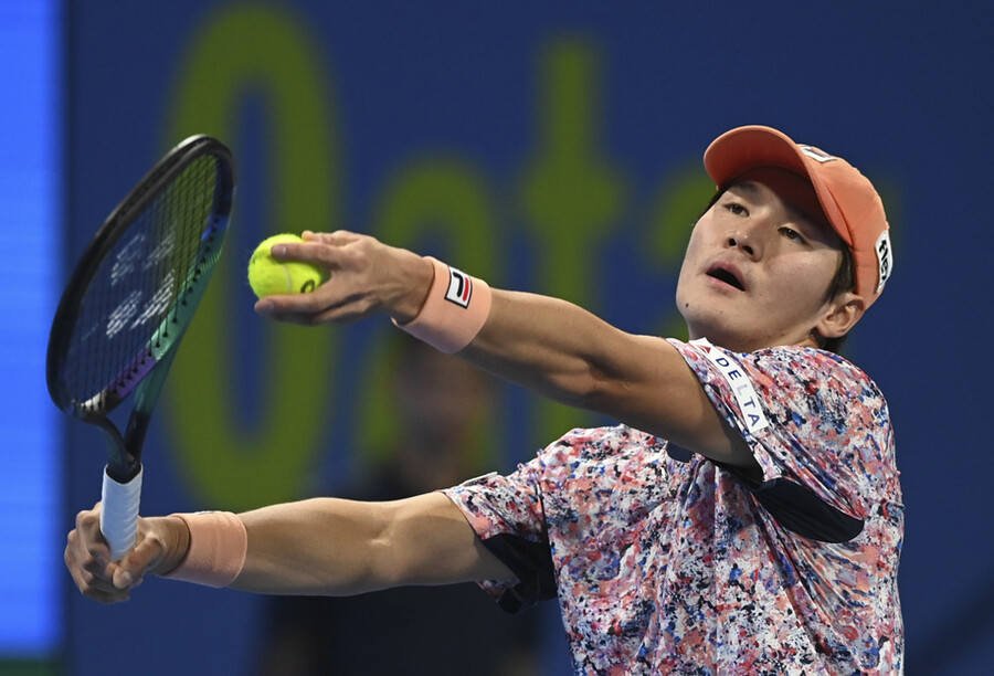 ▲ 권순우가 2023년 ATP 투어 카타르 엑손모빌 오픈에서 서브를 구사하고 있다. ⓒ연합뉴스/AP