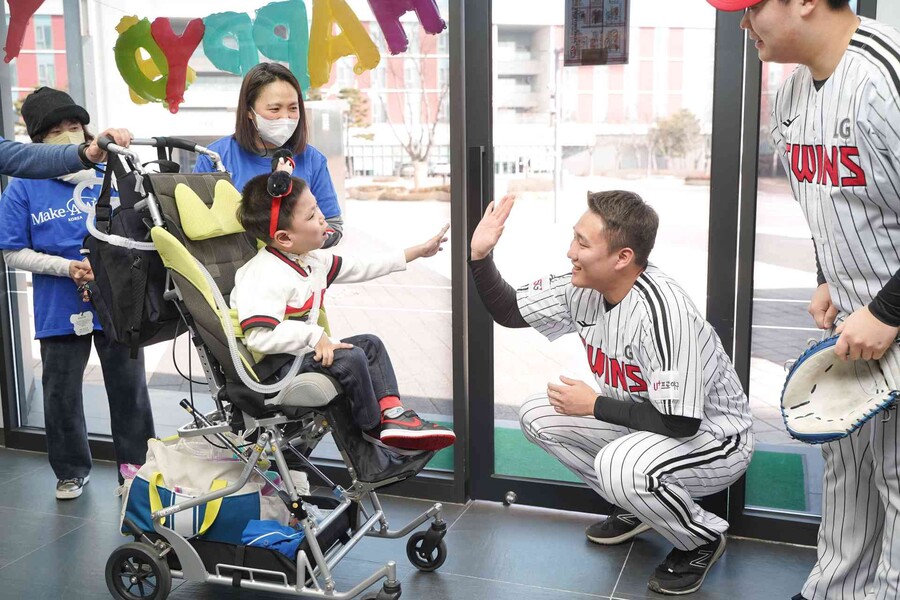 LG, 난치병 아동 초청 ‘위시데이’ 진행...사인용품 전달