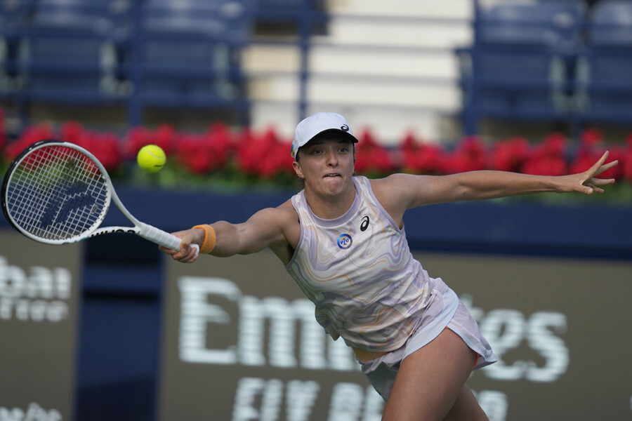 ▲ 2023년 WTA 투어 두바이 챔피언십에서 경기를 펼치는 이가 시비옹테크 ⓒ연합뉴스/AP